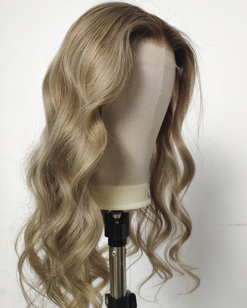 Liquidation | Perruque Lace Closure Suisse Cheveux Humains Longs Ondulés Blond Cendré 55 cm - RT-2189