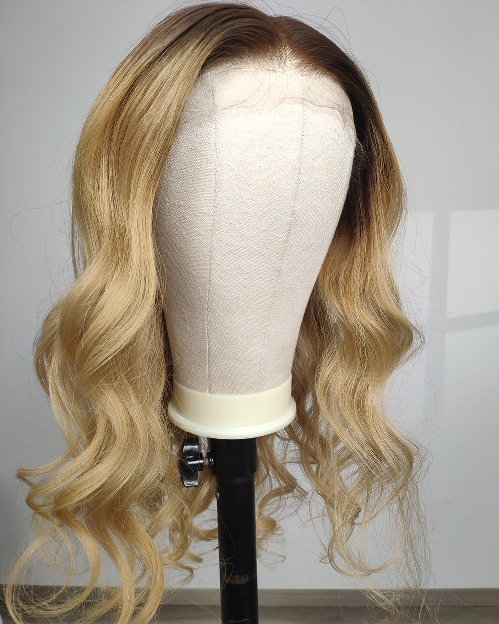 Destockage | Perruque Lace Closure Suisse Cheveux Humains Blonds Longs Ondulés 55 cm - RTW-676