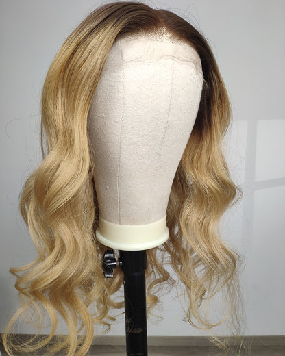 Destockage | Perruque Lace Closure Suisse Cheveux Humains Blonds Longs Ondulés 55 cm - RTW-676