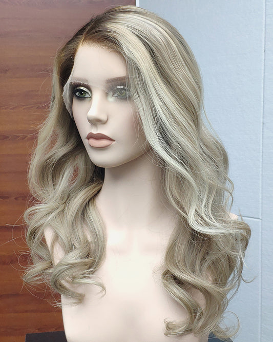 Nerina | 20" Seitenscheitel lose gewellte, kleberlose Schweizer Lace-Verschlussperücke - WW069