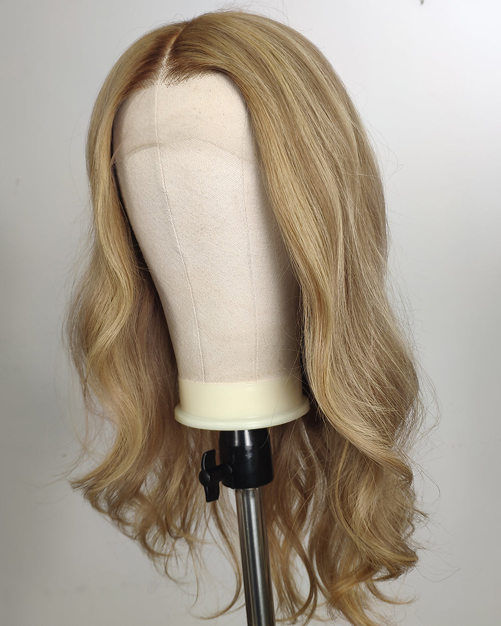 Liquidation | Perruque Lace Closure Suisse Cheveux Humains Longs Ondulés Blond Cendré 55 cm - RT-2189