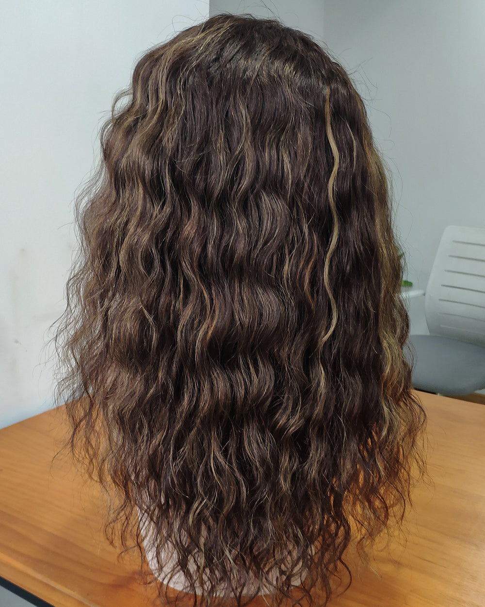 Nerina | Perruque Lace Closure Suisse Sans Colle Ondulée Lâche avec Raie Latérale de 20" - WW069
