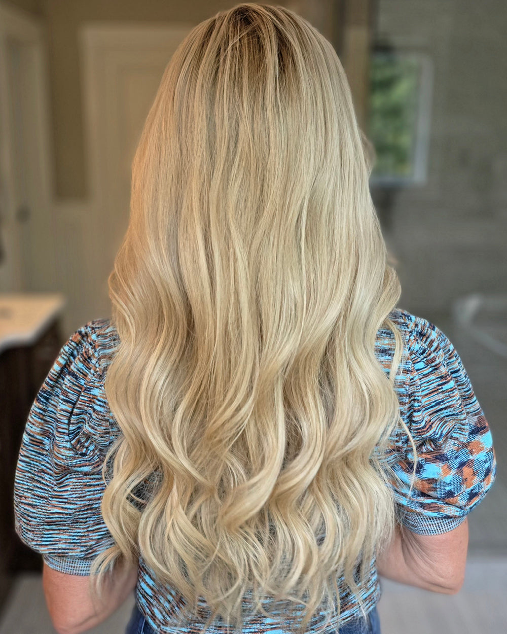 Nerina | 20" Seitenscheitel lose gewellte, kleberlose Schweizer Lace-Verschlussperücke - WW069