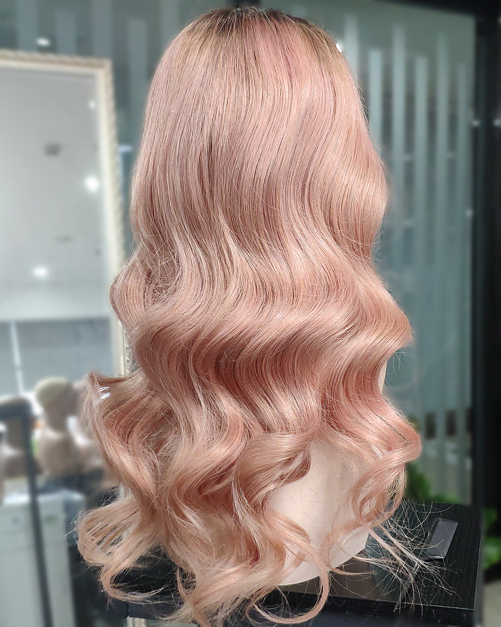 Nerina | 20" Seitenscheitel lose gewellte, kleberlose Schweizer Lace-Verschlussperücke - WW069