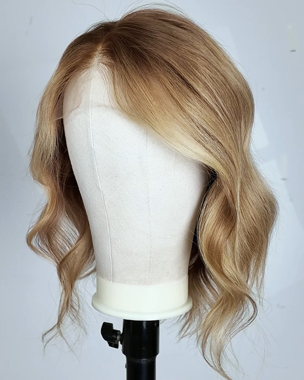Nerina | 20" Seitenscheitel lose gewellte, kleberlose Schweizer Lace-Verschlussperücke - WW069