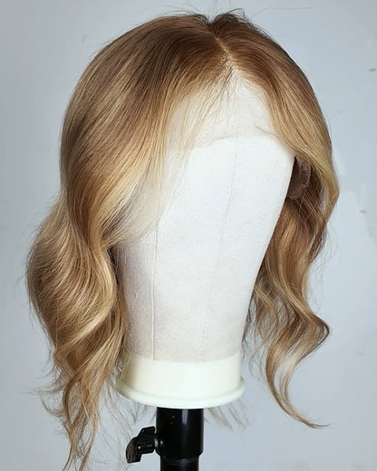 Nerina | 20" Seitenscheitel lose gewellte, kleberlose Schweizer Lace-Verschlussperücke - WW069