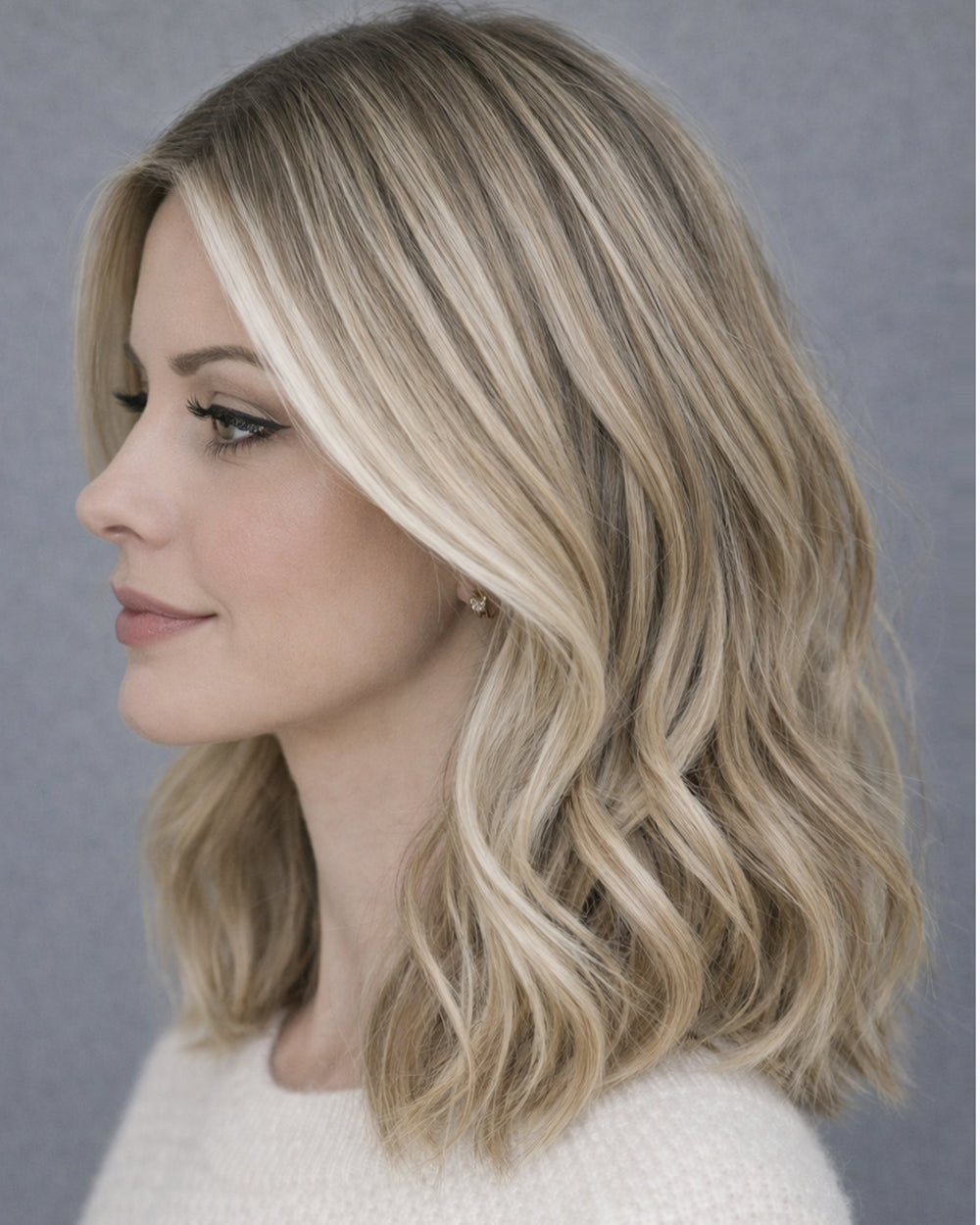 Tilda | Perruque Lace Front Suisse Cheveux Humains Blonds Cendrés Enracinés avec Mèches Platine Souples Ondulées 35 cm - WW060