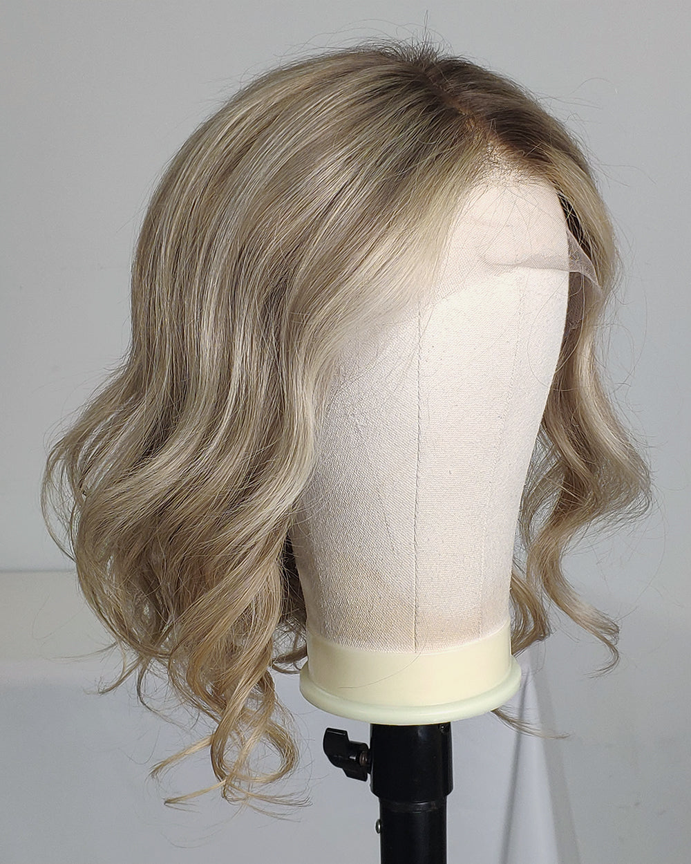 Tilda | Perruque Lace Front Suisse Cheveux Humains Blonds Cendrés Enracinés avec Mèches Platine Souples Ondulées 35 cm - WW060