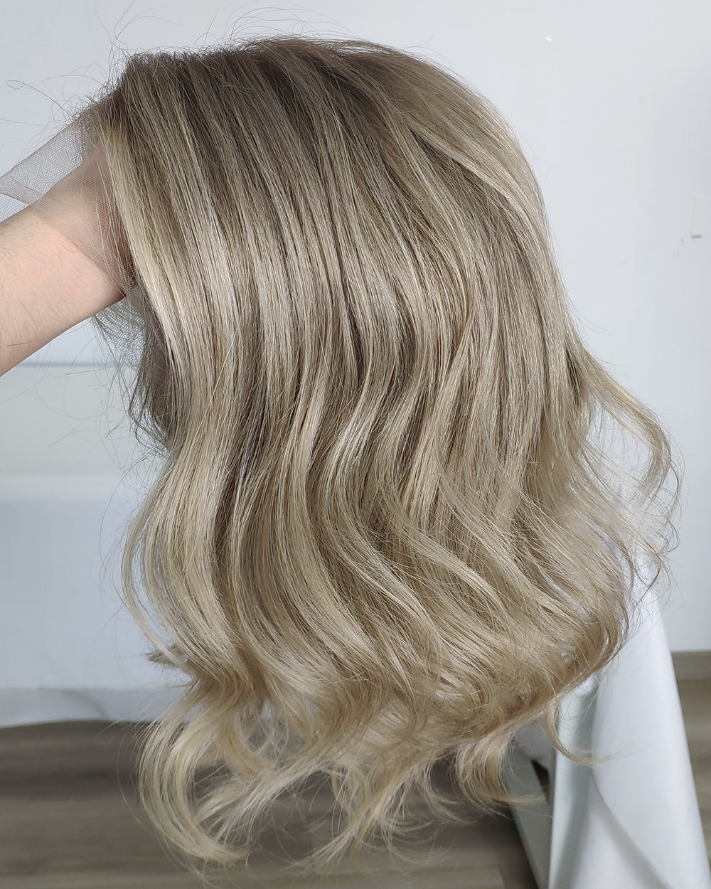Tilda | Perruque Lace Front Suisse Cheveux Humains Blonds Cendrés Enracinés avec Mèches Platine Souples Ondulées 35 cm - WW060
