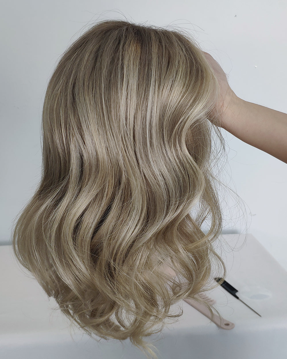 Tilda | Perruque Lace Front Suisse Cheveux Humains Blonds Cendrés Enracinés avec Mèches Platine Souples Ondulées 35 cm - WW060